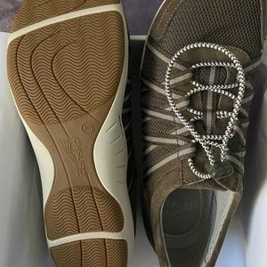 Danilo size 40 ladies,  slip on shoe, NIB, color Mushroom.